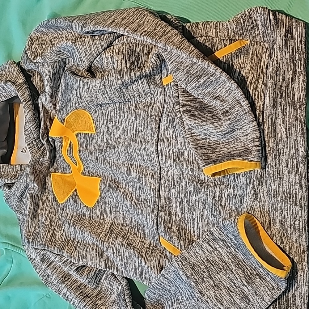 Boy's Underarmour youth large hoodie